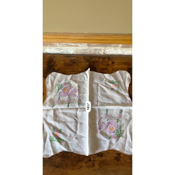 Vintage Embroidered Linen Tablecloth & Napkin Set With Floral Design & Crochet - Picture 10 of 12